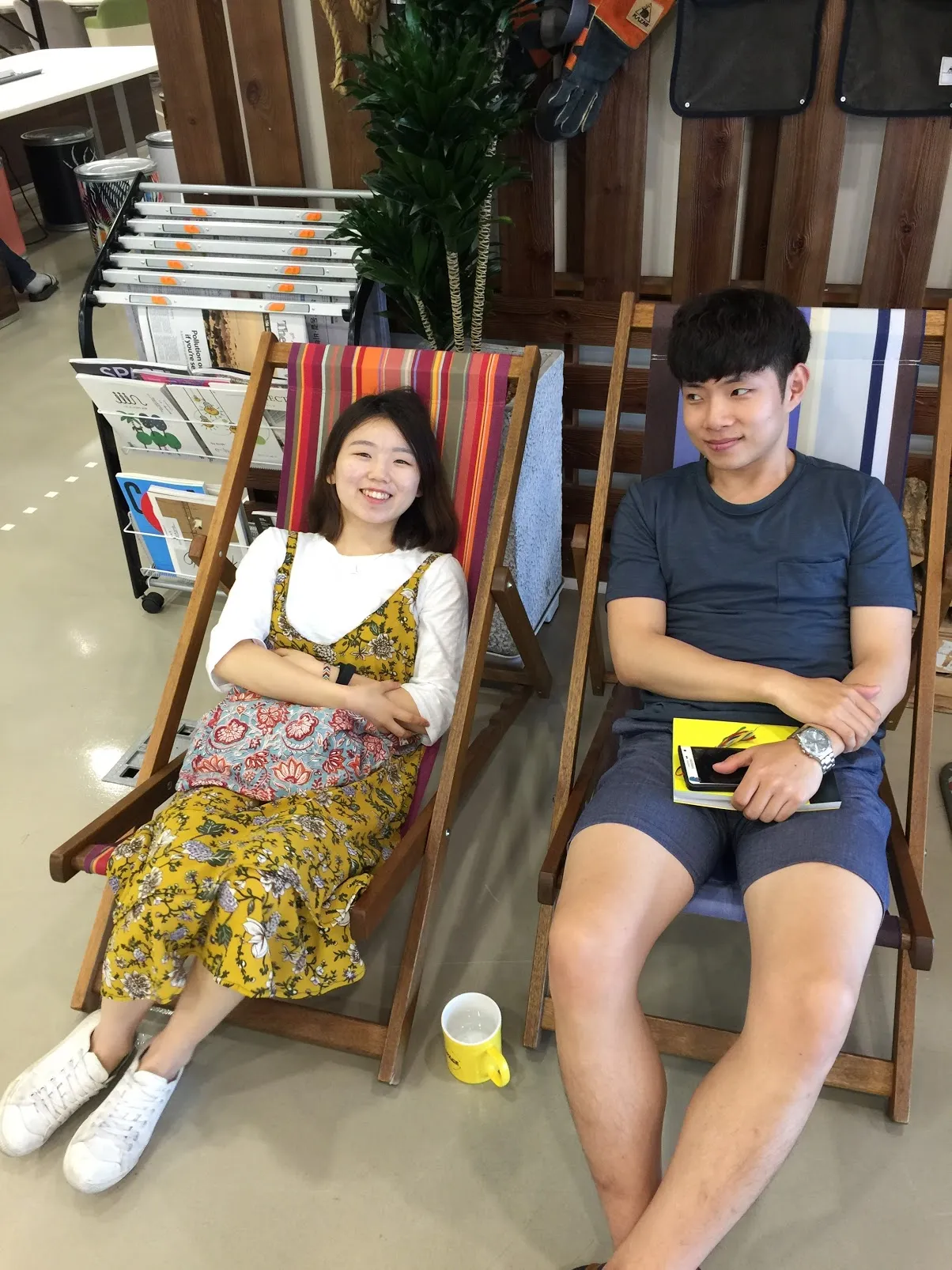 저렇게 앉아서 책 읽고 놀기도 좋다. (사진은 제주 놀러온 지인 커플. 껄껄)