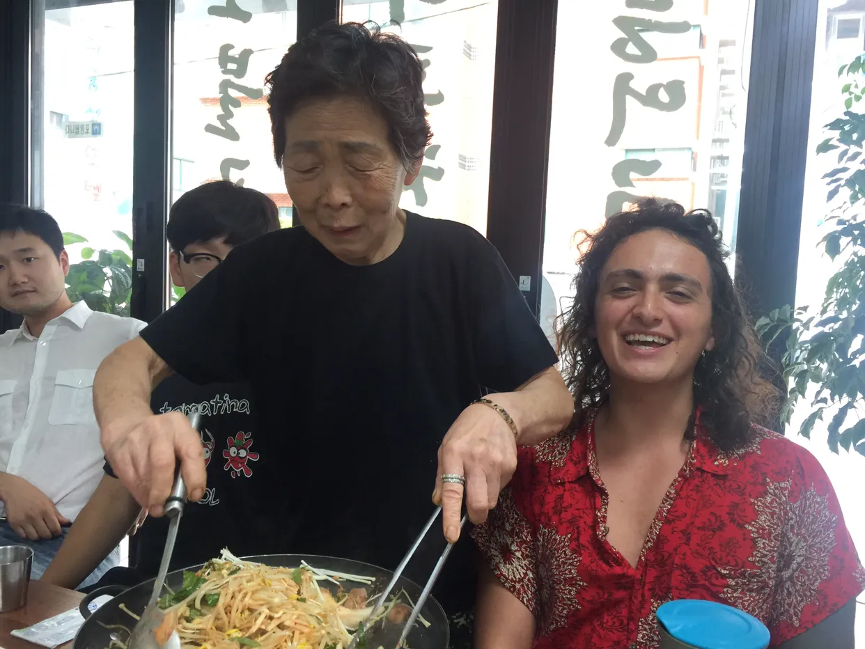 덕분에 니꼴라스는 한국음식을 사랑하게되었어요!