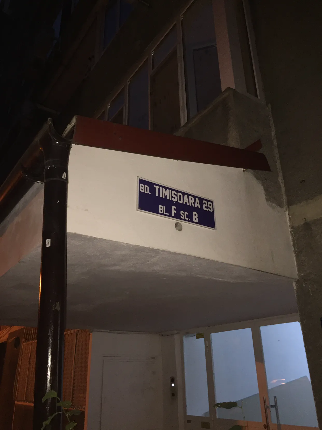 생긴거 하나 참으로 삭막하게 생긴 빌딩. 맞아요. 우리 집이었어요.