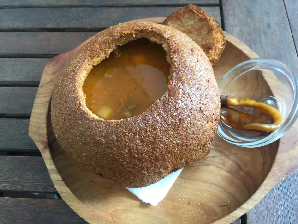 하지만 수프는 맛있었엉. 이 빵 속 수프 원조는 바로 이 동네라는 말씀!