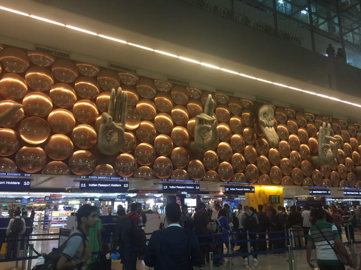인도 뉴델리 공항. 손꾸락들이 간지작살이다. 오. 신비로운 나라 인도에 도착했어!